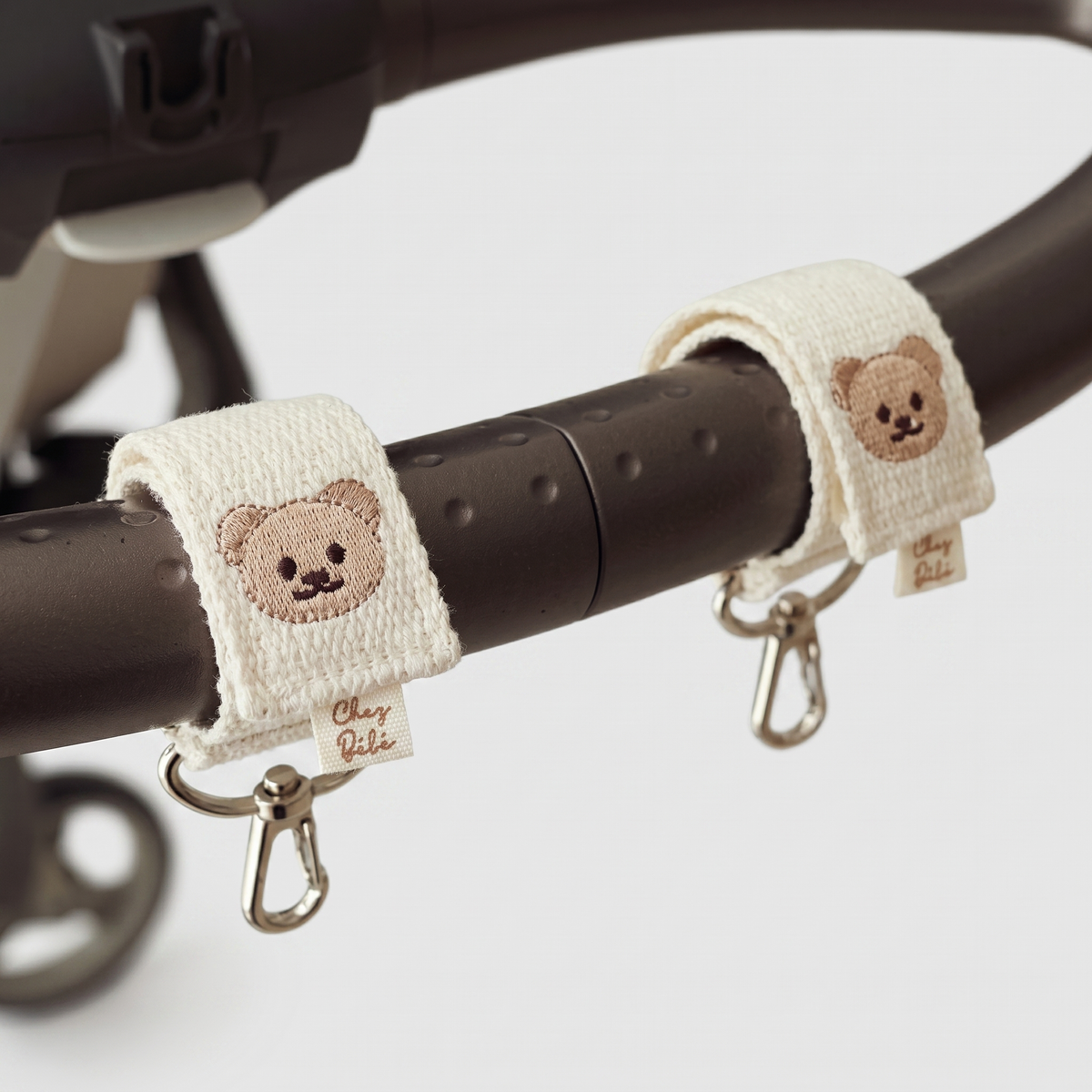 Crochets de Poussette Ours Athmora - photo studio fond clair
